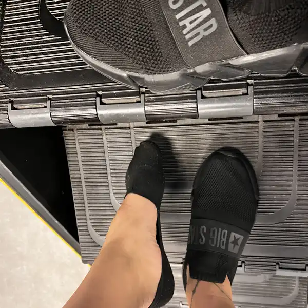 Buty i skarpetki po siłowni