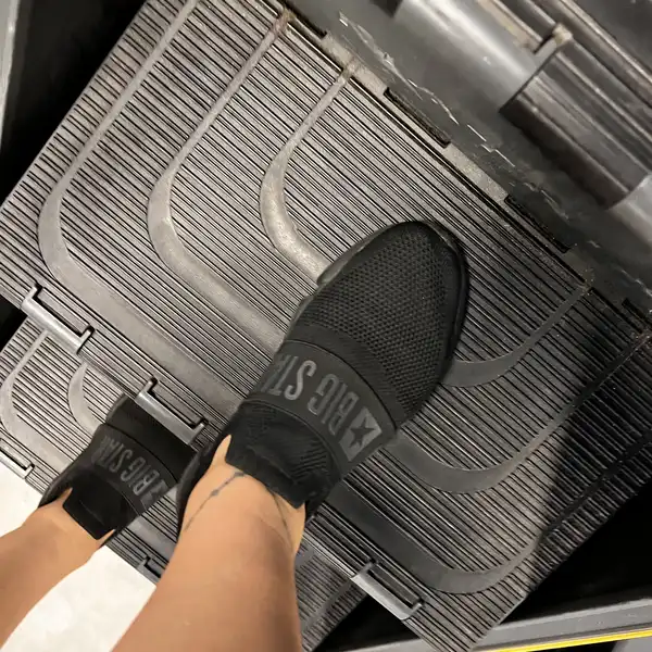 Buty i skarpetki po siłowni