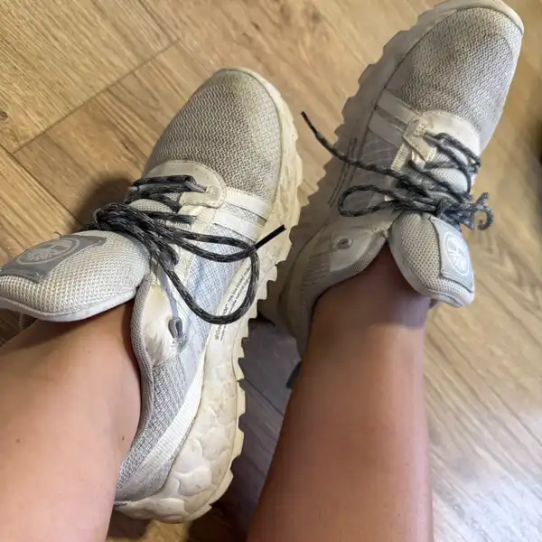 Timberland - brudne, sposone, znoszone buty. Zniszczone przez wieloletnie noszenie.