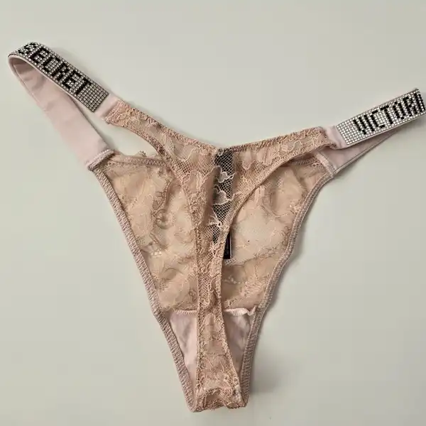 Ekskluzywne koronkowe majteczki Victoria's Secret prosto z ekskluzywnej cipki