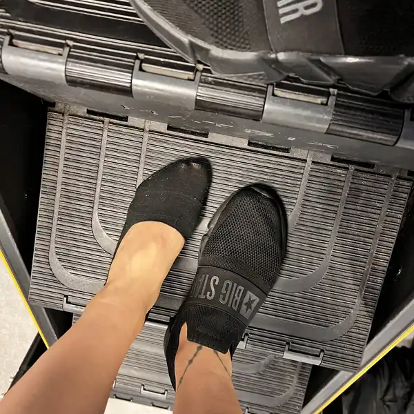 Buty i skarpetki po siłowni