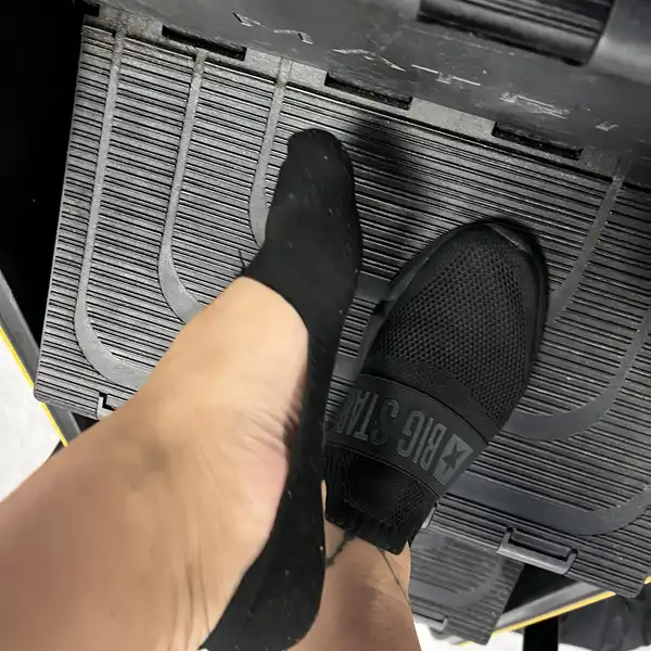 Buty i skarpetki po siłowni