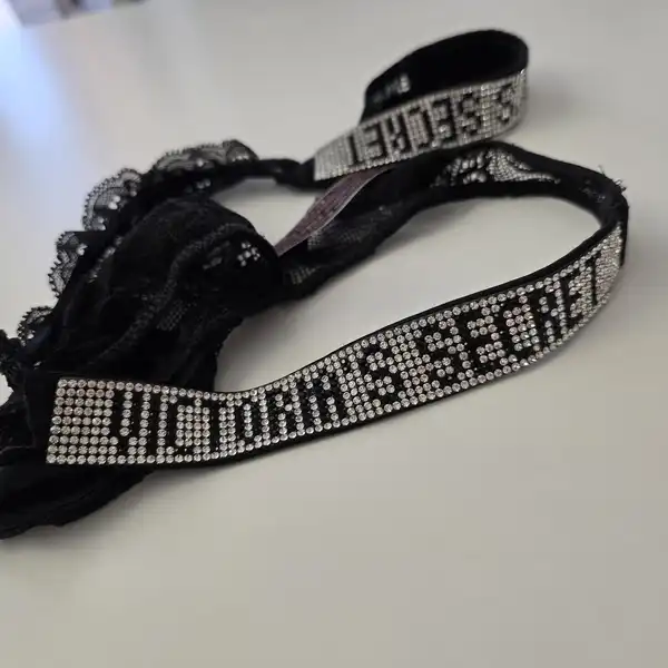 Ekskluzywne znoszone czarne majteczki Victoria's Secret prosto z ekskluzywnej cipeczki
