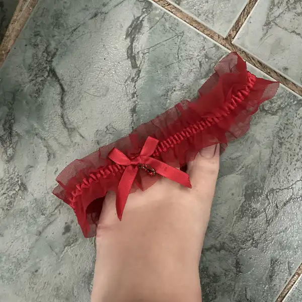 Moja czerwona podwiązka – noszona specjalnie dla Ciebie