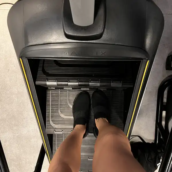 Buty i skarpetki po siłowni