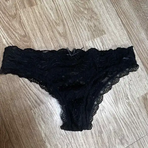 Czarne koronkowe majteczki – delikatność diablicy