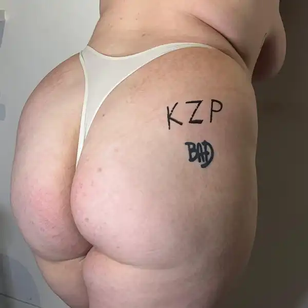 Pachnące śliskie białe stringi