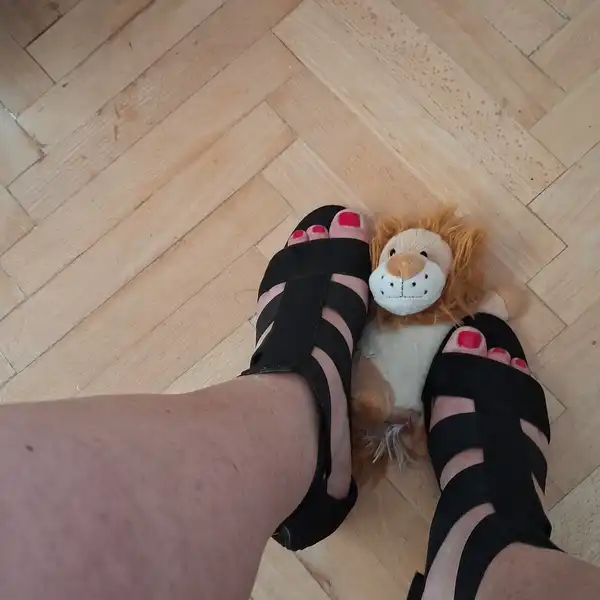 Giantess- ex zmienia się w małego zwierzaczka i dostaje wycisk