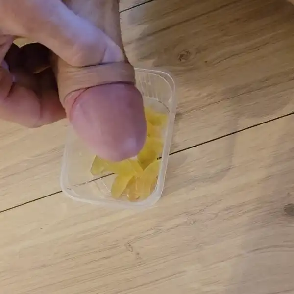 Jedzenie zalane spermą+ filmik