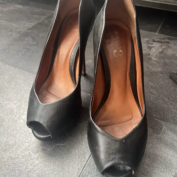 Czarne klasyczne szpilki – subtelna elegancja z nutą historii