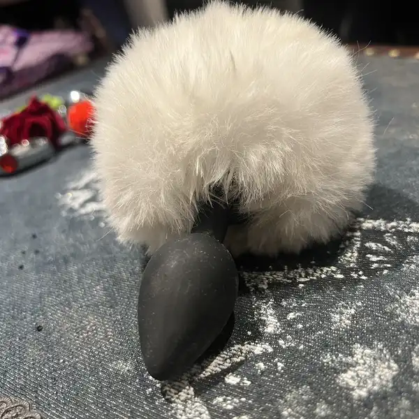 Króliczy puchowy ogonek analny silikonowy pachnący