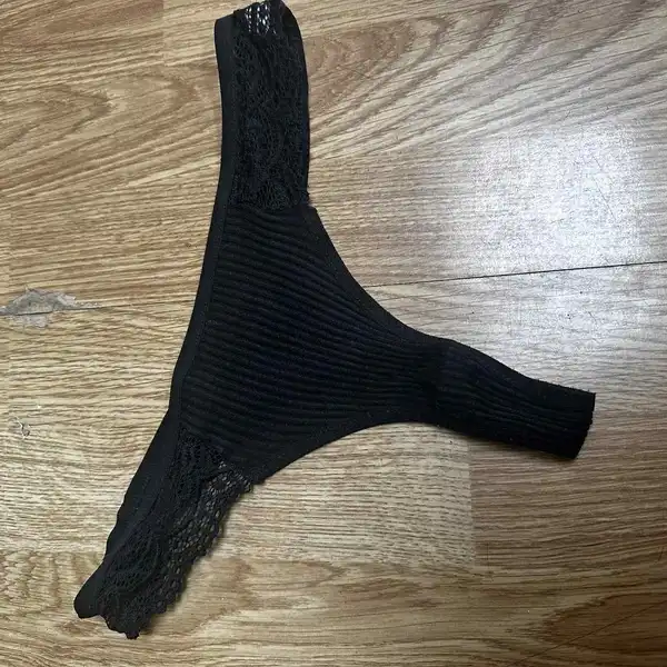 Czarne stringi – grzeszne, mokre i moje