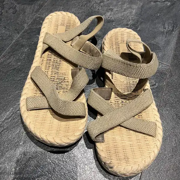 Sandałki schodzone 38