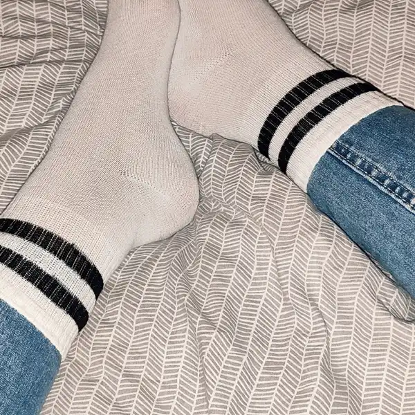 Używane skarpetki – białe, sportowe, z czarnymi paskami