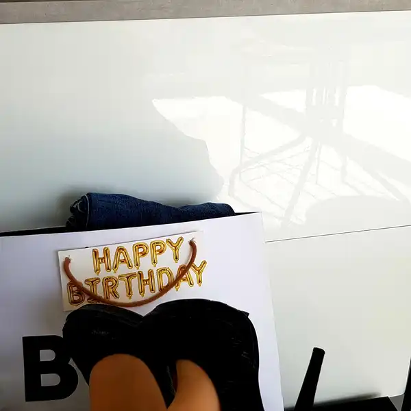 Okazja - bardzo wysokie szpilki z czerwoną podeszwą. Tak intensywnie używane, że pękły w sądzie.