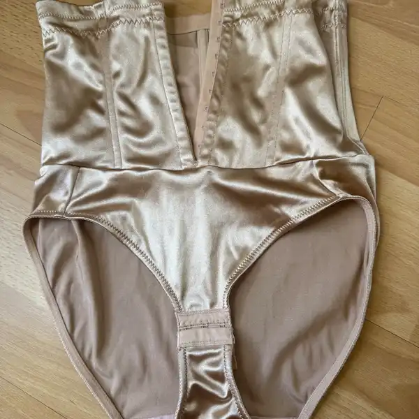 Satynowe modelujące majtki