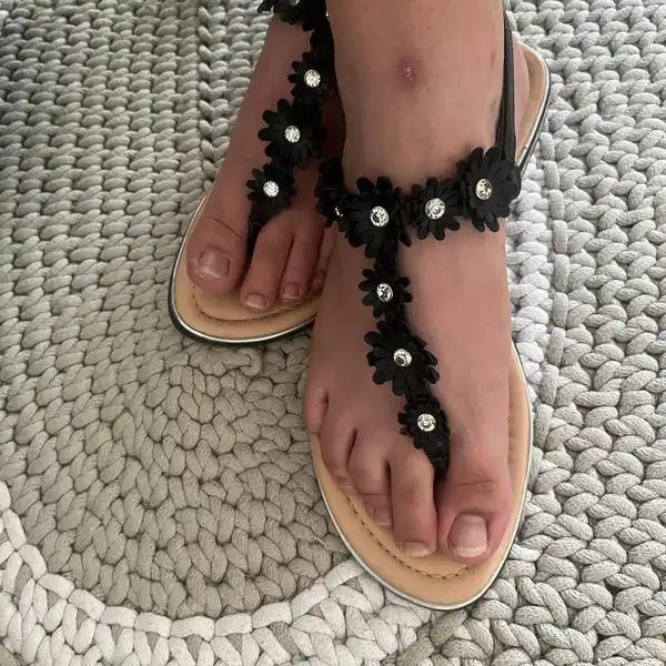 Zużyte sandałki pachnące moimi stópkami oraz gorącą plaża w poto rico