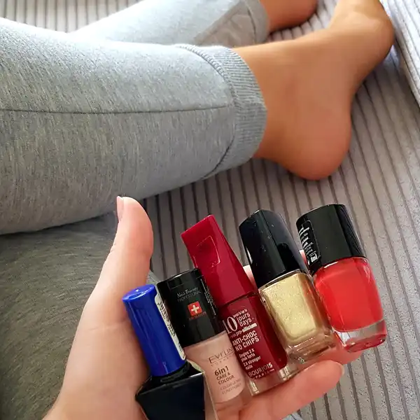 Pozwolę ci wybrać kolor pedicure Królowej. Tylko na to możesz liczyć. Dziękuj na kolanach kundlu.