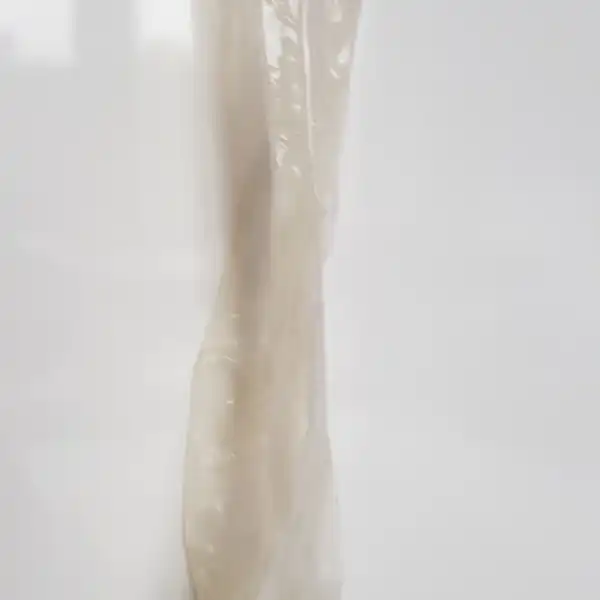 Dla rogacza/cuckolda prezerwatywa z wieczornego seksu - ciepła, gęsta, świeża sperma w dużej ilości.