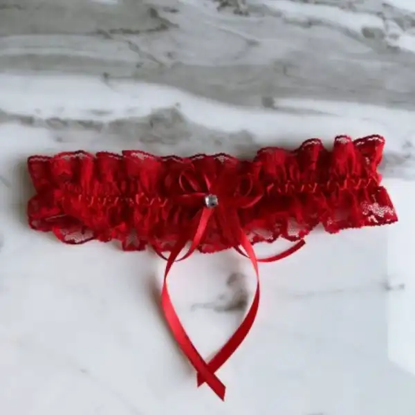 Czerwona podwiązka noszona