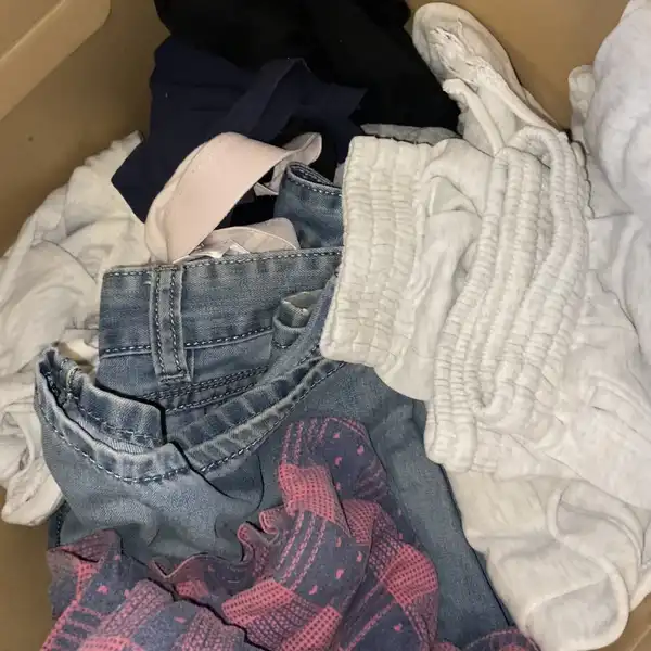 Pudło pełne ubrań