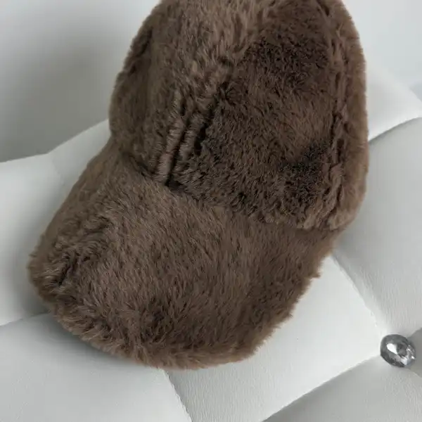 Czapka futrzana z daszkiem kaszkietowka sissy