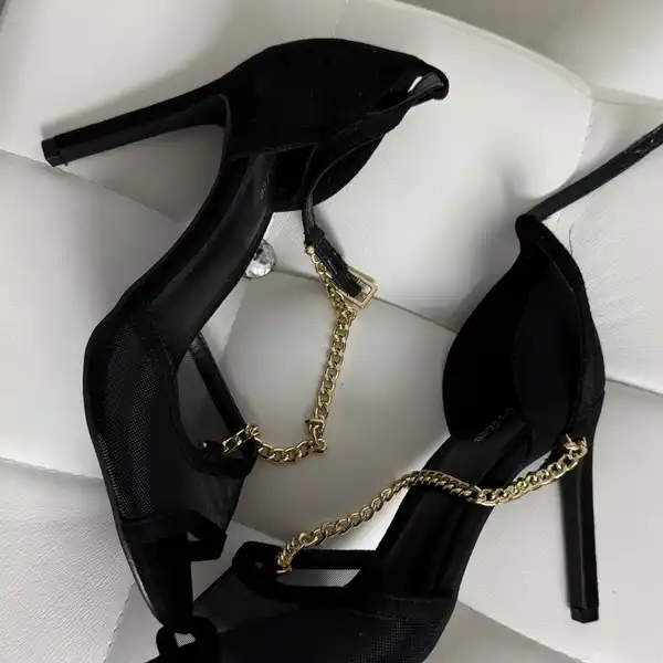 Sandały szpilki z łańcuszkami