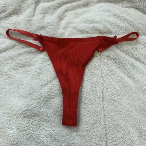 Kuszące czerwone majteczki