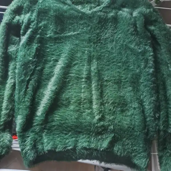 Mocno przepocony zielony sweterek